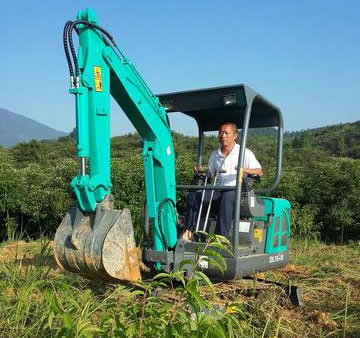 小型挖掘機